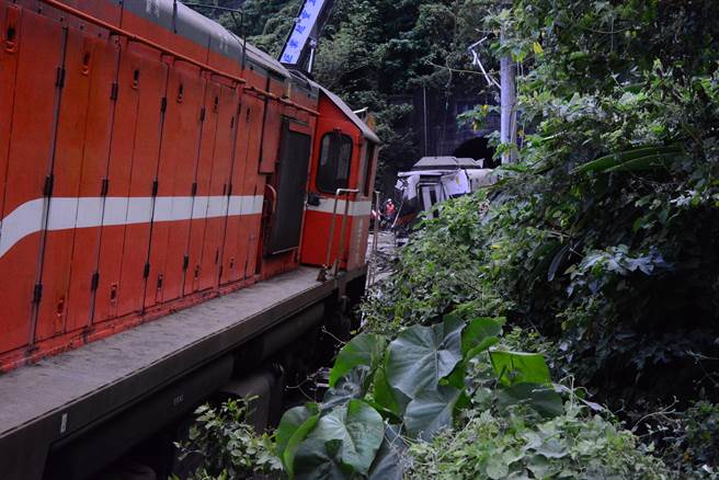因列车受损，试图将车厢置入铁轨慢慢拖，所以脱离隧道的作业时间，相当缓慢。（王志伟摄）