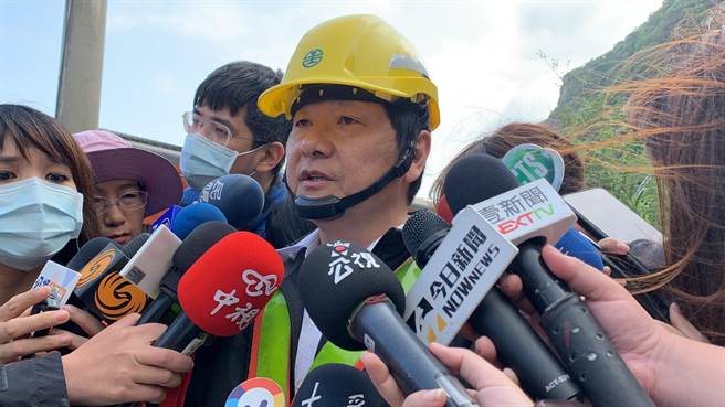 交通部常务次长兼铁路局代理局长祁文中受访表示，目标盼能在午夜12时前，把第8车厢拖出隧道口。（王志伟摄）