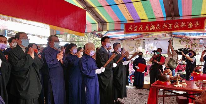 魚池鄉公所6日在朝霧碼頭，舉辦祈雨法會。（行政院中部辦公室提供／廖志晃南投傳真）