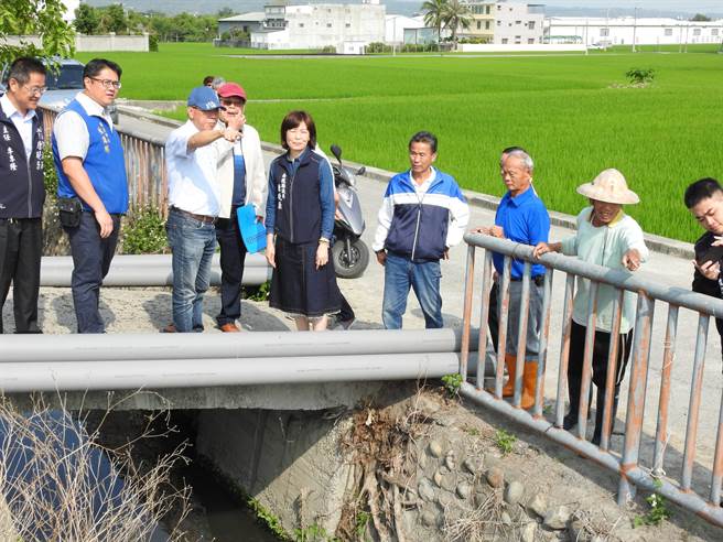 南投縣長林明溱（左三），6日到草屯鎮會勘。（南投縣政府提供／廖志晃南投傳真）