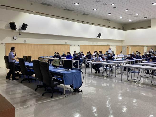 士林地检署主任检察官陈彦章至汐止分局授课。（汐止警分局提供）