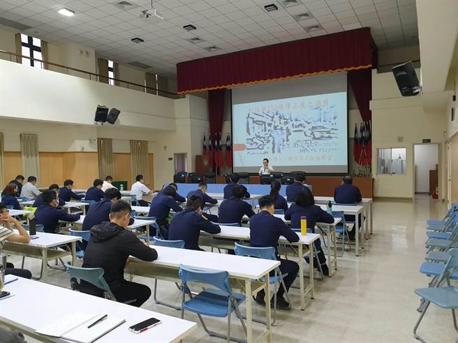 士林地检署主任检察官陈彦章至汐止分局授课。（汐止警分局提供）