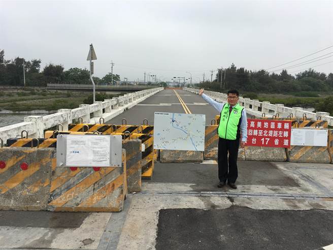 台中清水高美溼地的「濱海橋」是高美溼地通往梧棲漁港的主要道路，封閉一年半重建仍遙遙無期！（市議員楊典忠服務處提供）