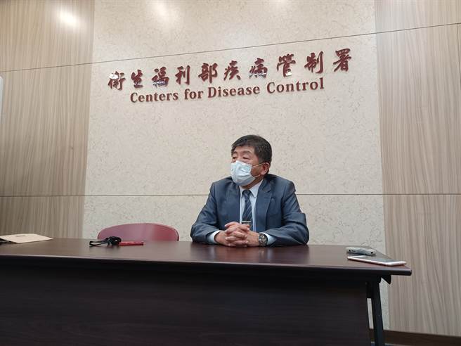卫福部长陈时中今日傍晚突然现身疾管署，说明募款情形。（林周义摄）
