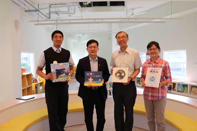 台中市南屯区黎明国小附设幼儿园扩建增班落成启用，立委张廖万坚6日到校与校长徐大伟、家长会长张峻荣一同参观扩建完成的幼儿园。（立委张廖万坚服务处提供）