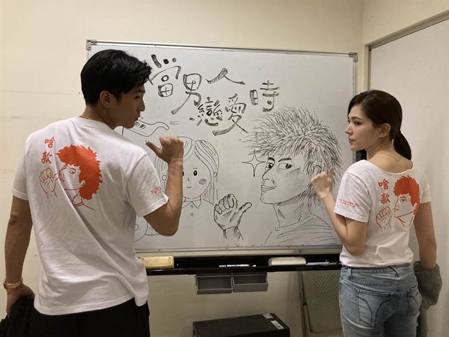 邱泽（左）、许玮宁比出片中招牌手势「啥款」。（金盏花大影业提供）