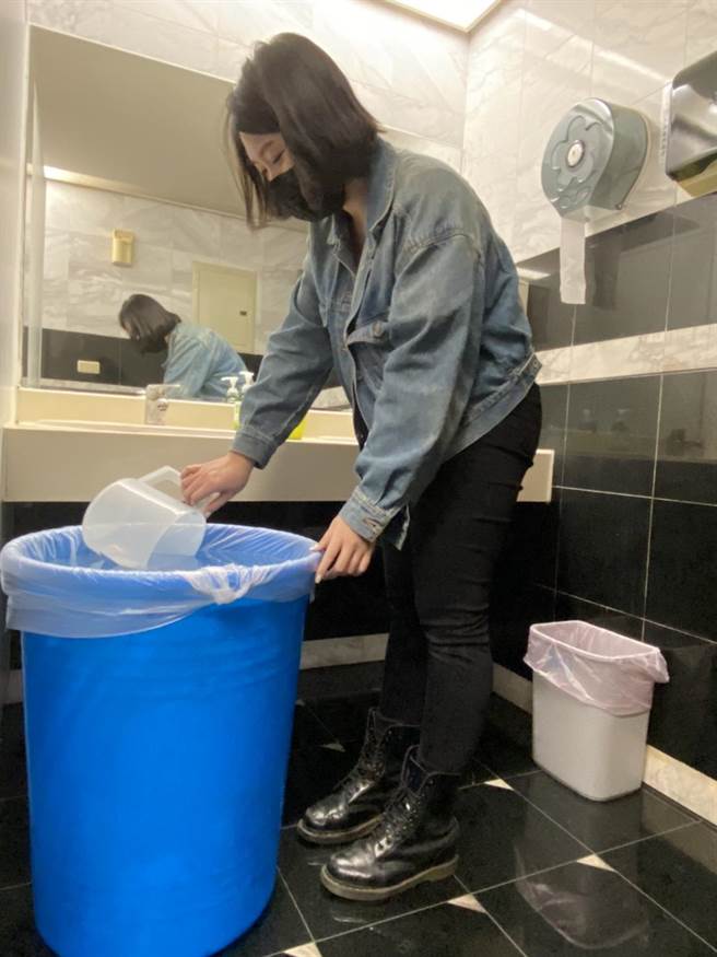 台中市商辦大樓的廁所，備妥大塑膠桶裝滿水，供上班族使用。（盧金足攝）
