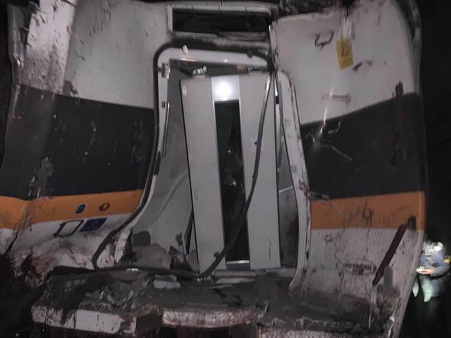 特搜队员说车厢的残骸非常锐利，他的同事搜救时衣服轻轻碰到，衣服就会被破碎钢板割破，搜救过程相当危险。（图／资料照）