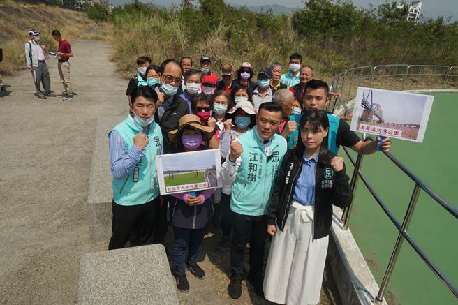 十九甲消防队附近的头汴坑河堤内的溜冰场外围，杂草丛生，立德里长江和树（右2）6日邀请立委高虹安（右1）及相关单位会勘，希望打造成像北市大佳河滨公园哪样的美景。（黄国峰摄）
