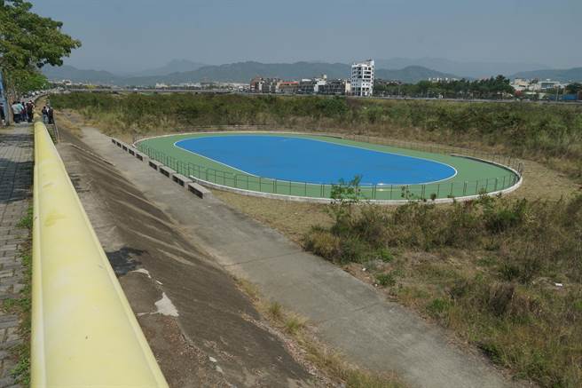 十九甲消防队附近的头汴坑河堤内的溜冰场外围，杂草丛生，地方希望打造成像北市大佳河滨公园那样的美景。（黄国峰摄）