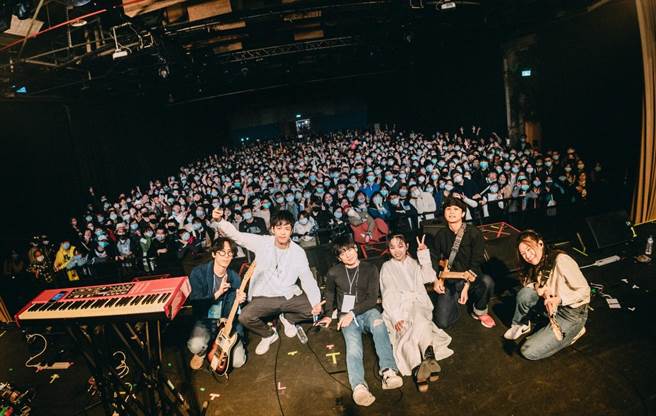 守夜人推出新单曲〈#还是睡不着〉，邀来乐团「鱼丁纟」成员豕豆、也就是「苏打绿」的家凯跨团合作。（中时提供）