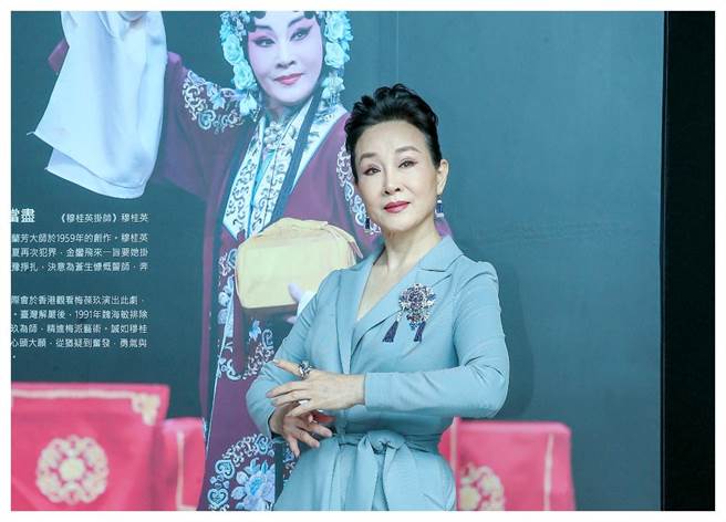 魏海敏佩戴JHENG臉譜珠寶，分享本周五登場的新戲《千年舞臺，我卻沒怎麼活過》的創作點滴。（粘耿豪攝）
