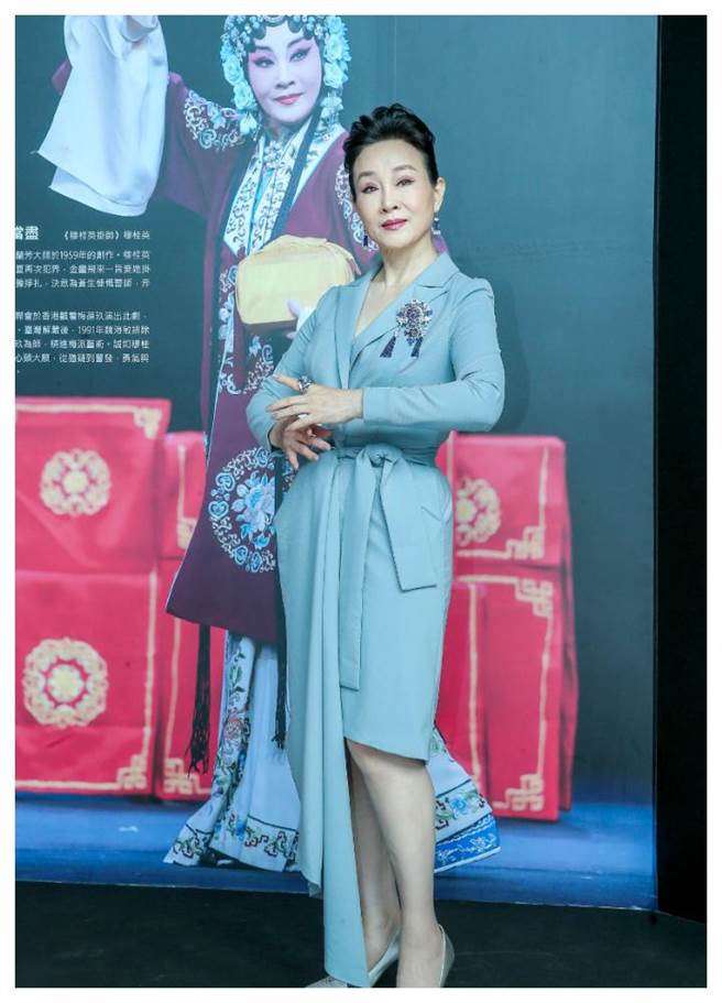 魏海敏佩戴JHENG臉譜珠寶，分享本周五登場的新戲《千年舞臺，我卻沒怎麼活過》的創作點滴。（粘耿豪攝）