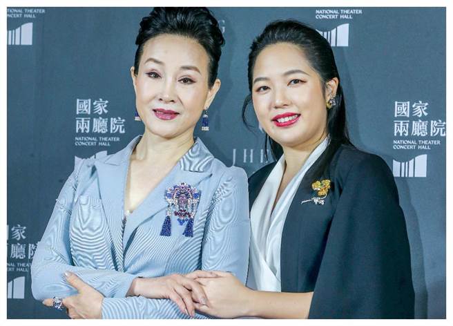 魏海敏與JHENG珠寶藝術總監鄭允婕合影，珠寶與戲劇攜手，更添佳話。（粘耿豪攝）