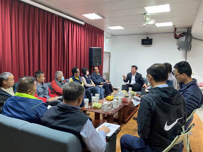 大雅分局长贾立民邀请辖区里长喝早茶，以轻松愉快方式倾听基层声音。（大雅警分局提供／陈淑娥台中传真）