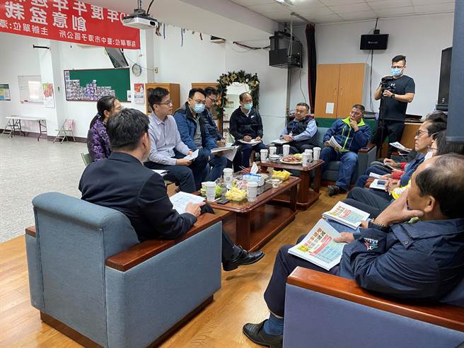 大雅分局长贾立民邀请辖区里长喝早茶，以轻松愉快方式倾听基层声音。（大雅警分局提供／陈淑娥台中传真）