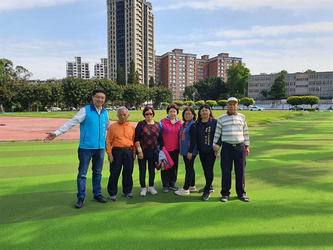 新北市议员陈锦锭、国民党中和党部主委张智伦、中和民享里长简美莲、民安里长张金凤今下午也前往会勘确保工程品质。（叶书宏摄）