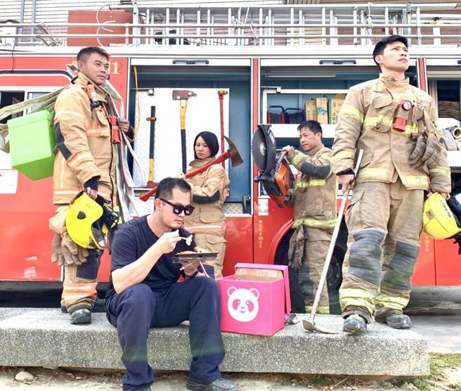 抢《火神的眼泪》电视剧热，台南消防拍KUSO影片宣导防灾。（读者提供／刘秀芬台南传真）