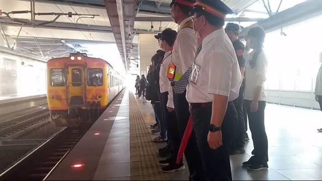 台铁丰原站员工举手敬礼，目送护送袁淳修骨灰的专列过站。（台铁丰原站提供／王文吉台中传真）