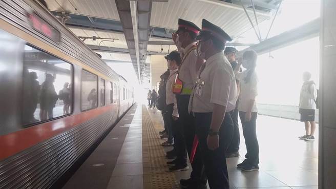 台铁丰原站员工举手敬礼，目送护送袁淳修骨灰的专列过站。（台铁丰原站提供／王文吉台中传真）