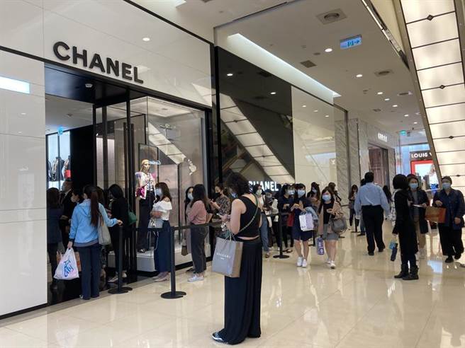 （远东SOGO復兴店首季精品业绩成长高达7成，平日均可见排队人潮。图／李丽满）
