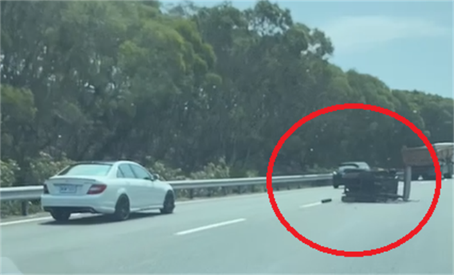 国道三号沙鹿匝道口6日上午出现堆高机掉落路面，遭国道警察开罚。（翻摄台中踢爆网）