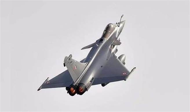 在與中國邊境衝突當中倍受印度倚重的飆風(Rafale)戰機最近爆出重大腐敗案，法媒引述法國反腐敗局調查爆料稱，印度空軍以天價向法國採購36架飆風戰機案中，有印度的中間人因此案獲得大筆傭金。（圖／推特@TOIIndiaNews)
