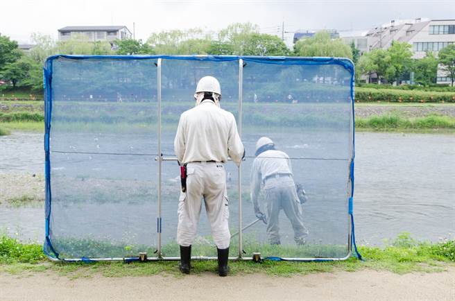 旅游达人「飞鸟季アスカキ」3日在脸书上分享日本人割草时的装备相当严谨且完善。（翻摄脸书「飞鸟季アスカキ」）