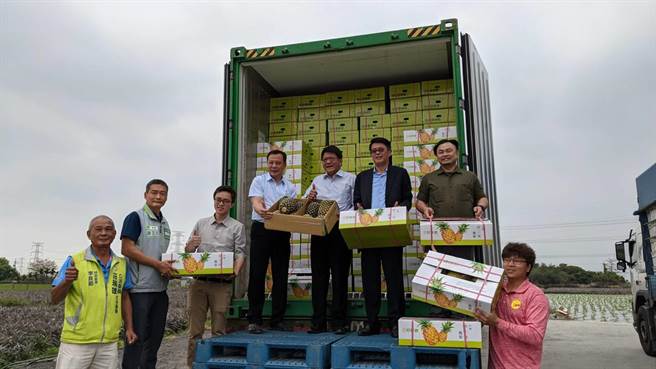屏东县凤梨今年首销马来西亚，6日在屏东县南荔果生产合作社举行封柜。（潘建志摄）