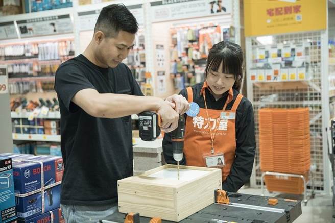 图一：内湖特力屋首度推出4大DIY体验区，藉实战演练帮助消费者更快速地选择合用的商品。（特力屋提供）