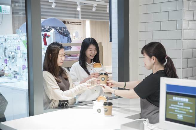 图二：内湖HOLA Kitchen开卖诚意轻食套餐，任选7种口味厚片，搭配一杯咖啡或精选茶饮，成套轻享价99元。（HOLA提供）