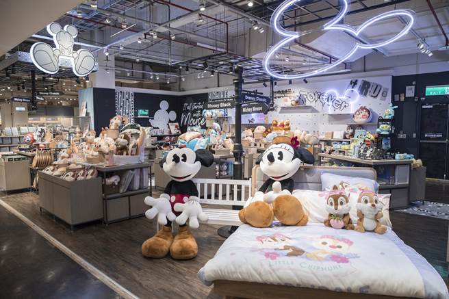 图三：HOLA内湖店规划全台门市中最大迪士尼联名专区。（HOLA提供）