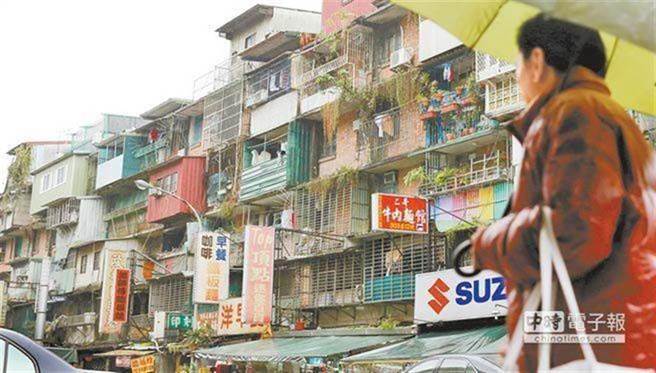 一名女性民眾打算买房，看上一间45年的新北市老公寓，想询问网友意见，却遭眾人狂劝，小心被当盘子。(示意图/资料照)