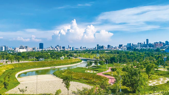 台中水湳經貿園區擁有面積廣達的中央公園，周邊未來將成為豪宅聚集區。圖／中市府提供