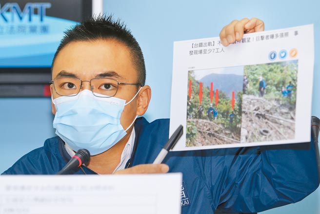 国民党立法院党团5日召开记者会，要求行政院长苏贞昌、交通部长林佳龙下台负责。立委洪孟楷出示媒体报导内容，指出当下有工人在山坡上围观，其中一人就是李义祥。（黄世麒摄）