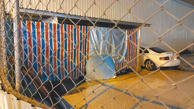 41歲失業男從大陸返台，在自家空地搭帆布棚進行居家隔離檢疫，直接排放汙水，附近居民紛向台中市政府檢舉。（台中市民政局提供）