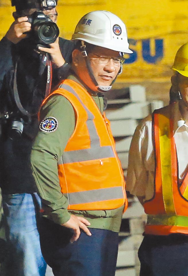 太魯閣號悲劇，屬綠營正國會派系的交通部長林佳龍難辭其咎，林是否下台，將衝擊綠營派系平衡。圖為林佳龍在事故現場了解相關搶通作業情況。（本報資料照片）