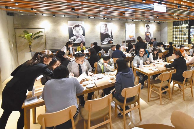 國境封鎖出不了國，內需市場大爆發，大型連鎖餐飲業者轉守為攻，全面啟動展店計畫。（本報資料照片）