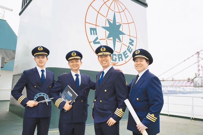 海运业薪情好，去年加薪超过10％，荣登薪资成长幅度最大、金额最多双冠王。图为长荣海运海勤人员。（本报资料照片）