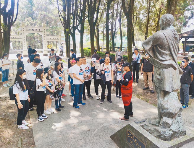 前總統馬英九引領師生同訪「霧社事件」、「牡丹社事件」等遺址，馬化身導覽老師，親自講解歷史。（主辦單位提供／李侑珊台北傳真）