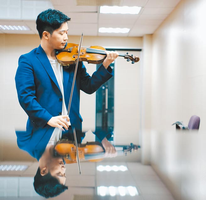 伊莉莎白大賽桂冠得主、小提琴家魏靖儀，日前與台北市立交響樂團首席指揮殷巴爾合作，演奏葛拉祖諾夫《A小調小提琴協奏曲》。（郭吉銓攝）