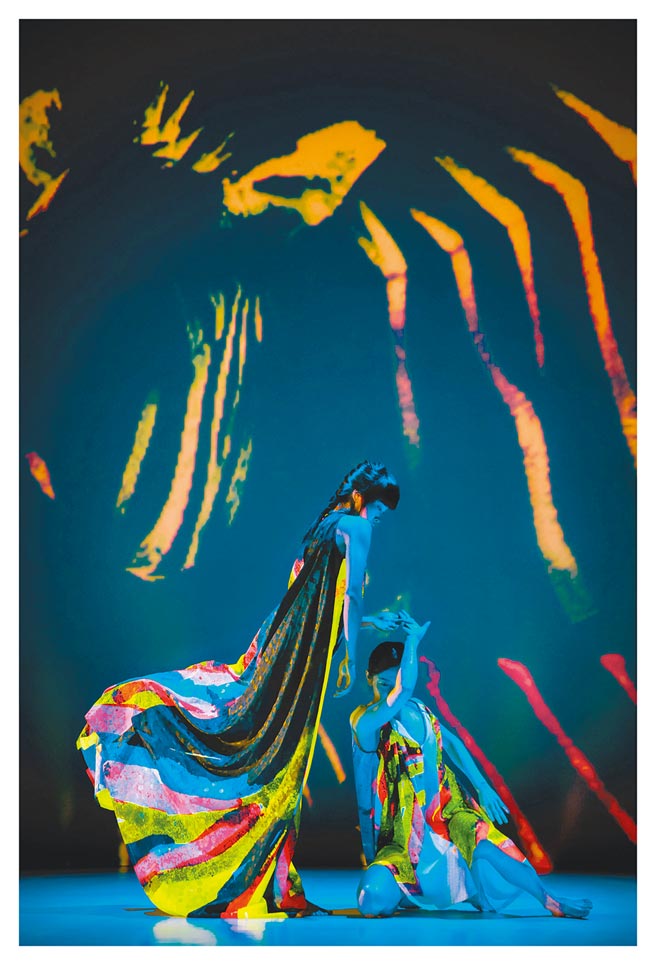 云门舞集作品《十三声》，舞者身穿五彩缤纷的萤光色舞衣，在黑暗的剧场里，格外吸睛。（云门舞集提供）