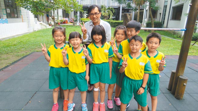 透过教育改变孩子的未来，是嘉义县新港国小校长顏金郎最大的使命。（教育部提供／林志成台北传真）
