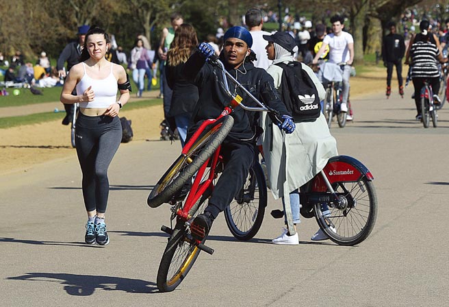全球最早启动新冠疫苗注射计画的英国，已有逾47％成年人至少接种一剂，高居先进经济体之冠。（美联社）