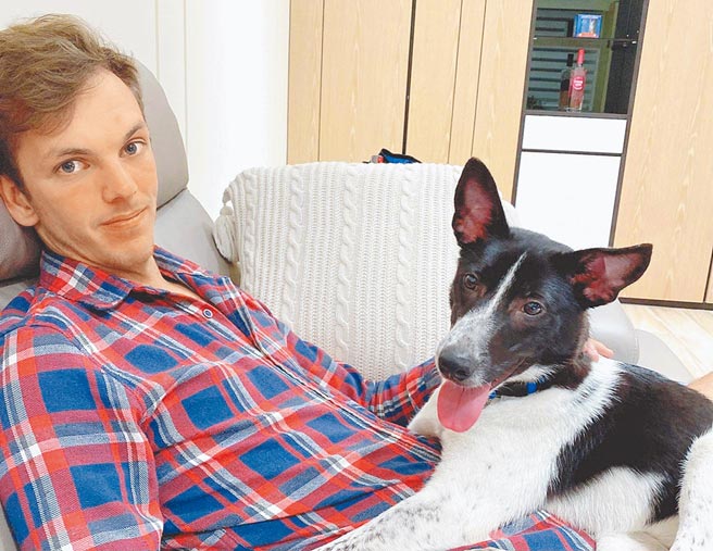 澳洲籍布莱恩在高雄工作，日前主动致电新北市八里动物之家要认养名为「黑白切」的米克斯犬。（新北市动保处提供／叶书宏新北传真）