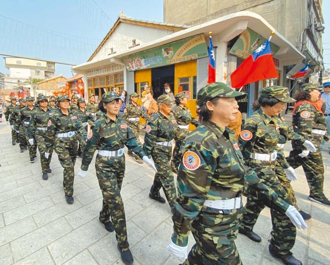 曾經是雙十國慶閱兵焦點的金門自衛隊，整齊步伐、雄壯軍容走過陽翟大街。（金門縣府提供／李金生金門傳真）