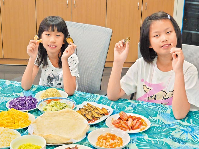 家住福隆漁港旁的詹資東嘗試將貢寮鮑與傳統潤餅做結合，開發出美味又有特色的貢寮鮑潤餅。（新北市漁業處提供／葉書宏新北傳真）