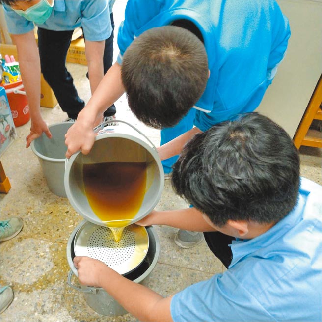 北市教育局为有效提升学校厨余减量率，补助金华国中等12所厨余减量试办学校经费，将厨余制成堆肥，达到厨余再利用成效。（北市教育局提供／游念育台北传真）