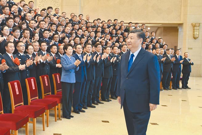 扫黑除恶是继反贪后，大陆国家主席习近平发起的另一行动。图为3月29日，习近平会见全国扫黑除恶专项斗争总结表彰大会代表。（新华社）