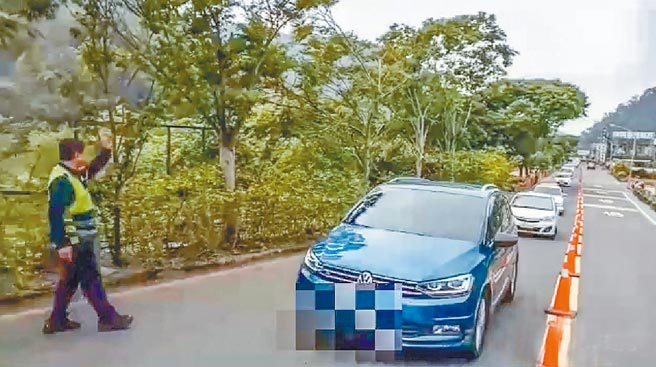 内湾风景区发生车子抛锚卡斜坡，员警利用现地交通锥紧急摆放调拨车道，让往、返车流维持通行。（横山分局提供／罗浚滨新竹传真）